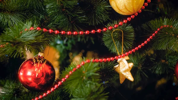 Nahaufnahme Bild von Weihnachtsbaum geschmückt mit Kugeln und dekorativen Sternen — Stockfoto