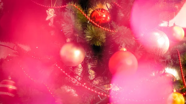 Fondo de vacaciones de invierno abstracto con árbol de Navidad decorado y bokehs rosa — Foto de Stock