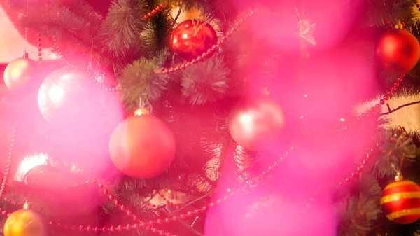 Vakkert abstrakt bilde av rosa, skinnende lys over dekorert juletre – stockfoto