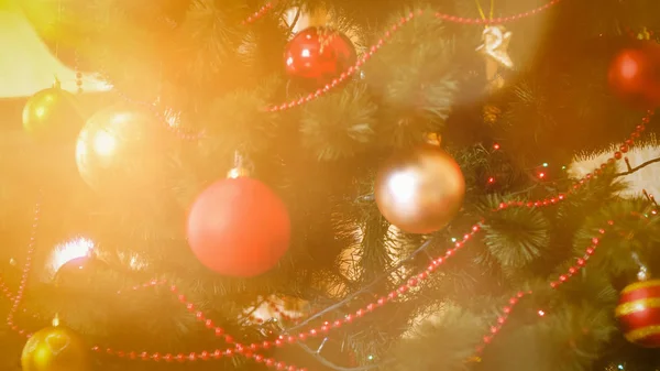 Imagen abstracta de los bokehs dorados superpuestos en el árbol de Navidad — Foto de Stock