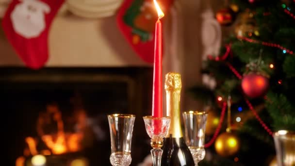 Closeup 4k video of beautiful Christmas dinner with baked chicken and champagne in living room with burning fireplace and glowing Christmas tree — Stock Video