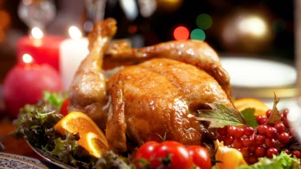 Closeup 4k vídeo de saboroso quente assado chciekn na mesa de jantar de Natal — Vídeo de Stock