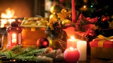 süslü masa üzerinde yanan şömine ve Noel ağacı parlayan kış tatilleri için panning fotoğraf makinesi 4 k görüntüleri