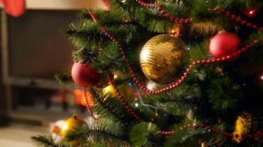 Oturma odasında şömine yanan karşı güzel bir şekilde dekore edilmiş Noel görüntülerini closeup 4k