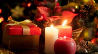 Yanan mumlar ve hediye kutusu ile portre 4 k görüntüleri mevcut Noel için