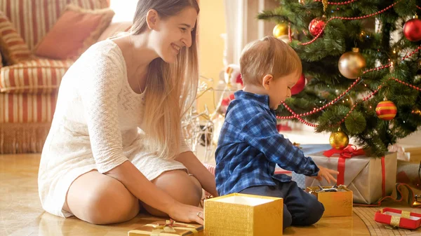 Lyckligt leende familj öppna gåvor och presenter till jul på morgonen — Stockfoto