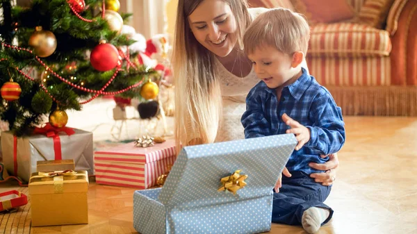 Glada leende barn pojke tittar inuti jul presentbox — Stockfoto