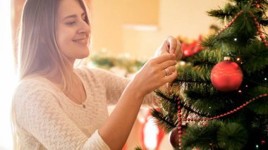 Sabah Noel ağacı süsleme gülümseyen mutlu genç kadın portresi