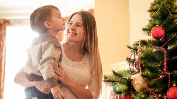 Rindo Mãe Segurando Seu Filhinho Árvore Natal Sala Estar — Fotografia de Stock