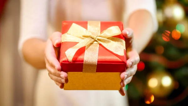 Fechar foto de jovem segurando caixa de presente de Natal — Fotografia de Stock