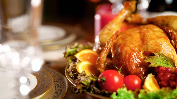 Imagen de primer plano de pollo al horno con verduras en la mesa de la cena servida — Foto de Stock