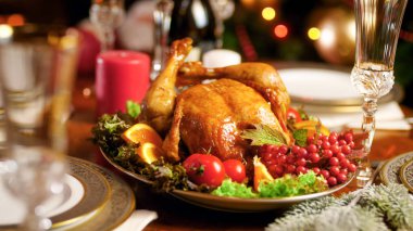 Hizmet Noel yemek masası üzerinde büyük çanağı lezzetli kızarmış tavukla tatlı görüntü