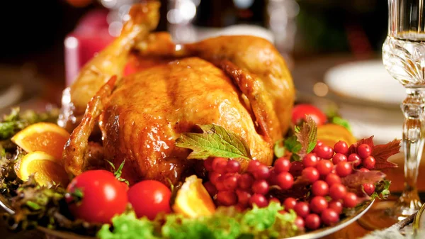 Foto de cerca de pollo asado en un plato grande en la mesa de la cena de Navidad — Foto de Stock