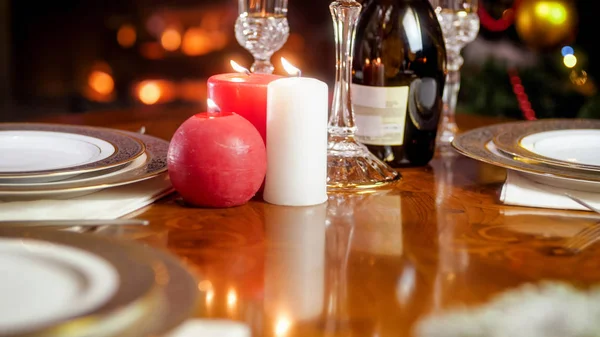 ダイニング テーブルの上のキャンドルを燃焼のクローズ アップ イメージが暖炉のそばでロマンチックなディナーを用意してください。 — ストック写真