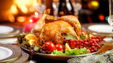 Aile Noel akşam yemeği nex tto şömine üzerinde sebze ile portre resim tavuk pişmiş