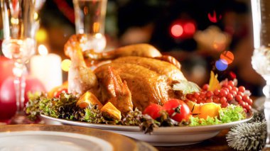 Lezzetli Fırında tavuk renkli ışıklar ile parlak Noel ağacı karşı portre resim