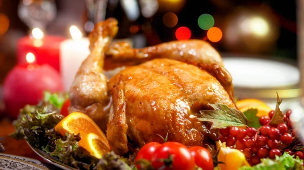 Imagen de cerca de la cena de Navidad familiar con pollo al horno — Foto de Stock