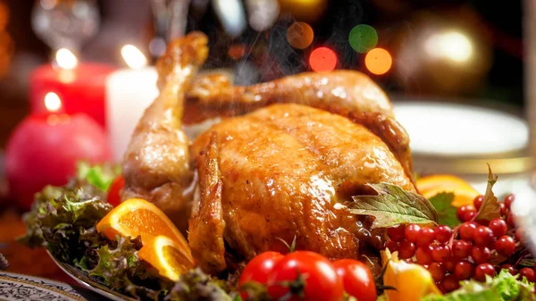 Pollo caliente horneado del horno en la mesa de cena festiva familiar en la víspera de Navidad — Foto de Stock