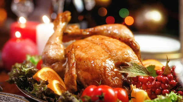 Imagen de primer plano del sabroso pavo horneado en la cena familiar de Navidad — Foto de Stock