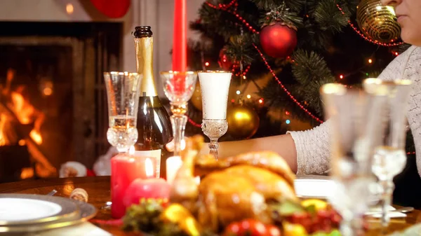 Imagem de close-up da jovem mulher tomando garrafa de champanhe no jantar de família de Natal — Fotografia de Stock