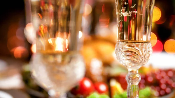 Närbild bild av bubblorna i champagne på familjens julbord — Stockfoto