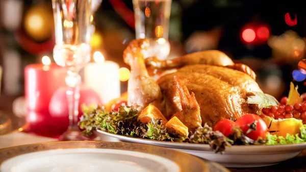 Close-up beeld van gebakken kerst feestelijke eettafel met brandende kaarsen en gebakken kip — Stockfoto