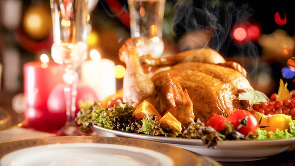 Imagen de primer plano del vapor que fluye del pollo recién horneado para la cena de Navidad familiar — Foto de Stock