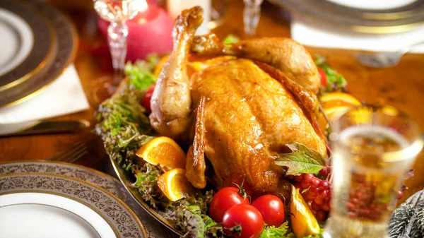 Vista desde el punto alto en el plato con pollo al horno en la mesa de comedor familiar — Foto de Stock