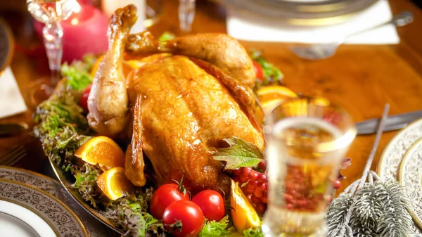 Uitzicht vanaf hoogtepunt op gebakken kip op familie feestelijke tafel — Stockfoto