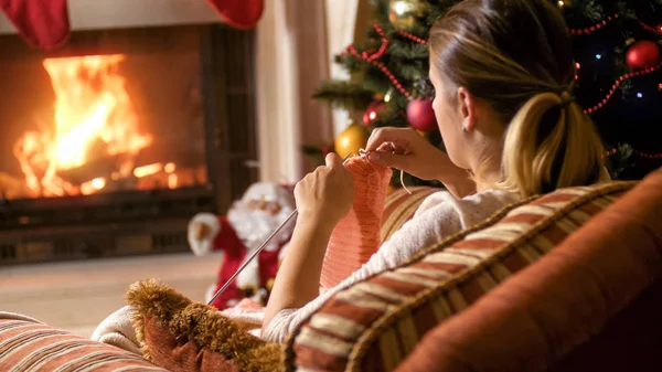 Mujer joven tejiendo jersey de lana en la víspera de Navidad — Foto de Stock