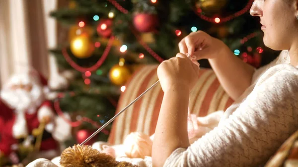 Image rapprochée d'une femme tricotant un pull en laine la veille de Noël — Photo