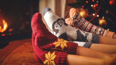 Portre resim yün çorap Ocak başı tarafından rahatlatıcı aile Noel arifesinde tonda