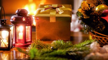 Fener ve altın hediye kutusu Noel çelenk karşı mum portre fotoğraf