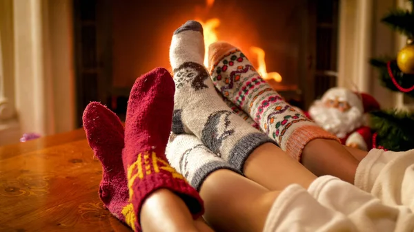 Imagen de primer plano de la familia acostada en la sala de estar con chimenea —  Fotos de Stock