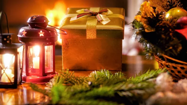 Fundo de Natal bonito com presentes, lanternas, velas e grinalda tradicional — Fotografia de Stock