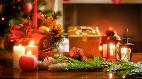 圣诞节 decorationg 的特写照片在客厅的木桌上反对燃烧的壁炉 — 图库照片