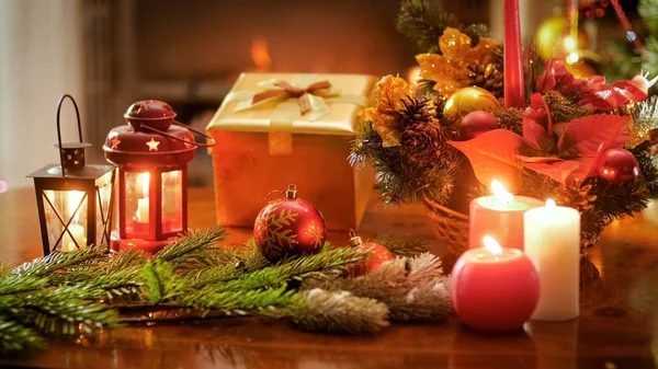 Kış tatili hediye kutusu, geleneksel çelenk ve Noel süslemeleri için güzel arka plan