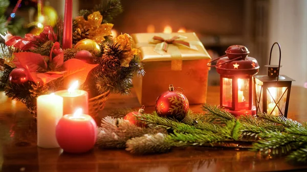 Beau backgorund pour les fêtes d'hiver avec sapin de Noël, cadeaux et bougies — Photo