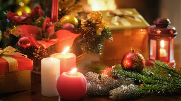 Imagem bonita para celebrações de inverno com velas acesas. lanternas e decorações de Natal — Fotografia de Stock