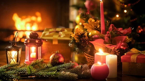 Närbild bild av träbord inredda julklapp mot brännande öppen spis i vardagsrum — Stockfoto