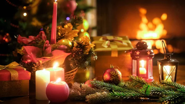 Imagem bonita para celebrações de inverno com decoração tradicional de Natal na mesa de madeira — Fotografia de Stock