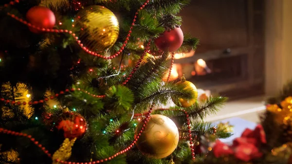 Bellissime celebrazioni invernali sfondo con albero di Natale decorato in soggiorno — Foto Stock