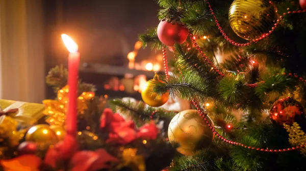 Belas celebrações imagem da árvore de Natal e luzes brilhantes coloridas em ramos — Fotografia de Stock