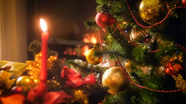 Imagem de close-up decorado bela árvore de Natal contra lareira em chamas na sala de estar — Fotografia de Stock
