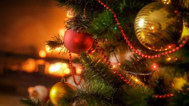 Geceleri dekore edilmiş Noel ağacına asılı güzel kırmızı önemsiz şey closeup görüntü