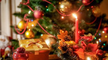 Geceleri yanan mumlar ve Noel ağacına hediye kutusu, portre resim