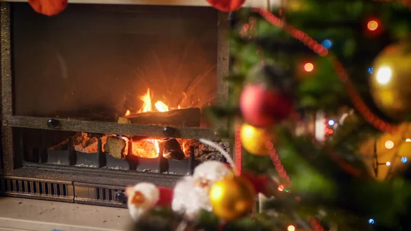 Image rapprochée de Noël décoré contre la cheminée en feu — Photo