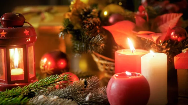 Imagen de primer plano de velas encendidas y decoraciones navideñas en mesa de madera. Backgorund perfecto para vacaciones de invierno y celebraciones — Foto de Stock