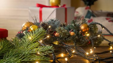Portre resim parlak Noel çelenk ve hediye kutuları ahşap arka plan üzerinde