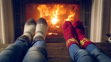 Romantik aile şömine ısınma örme yün çorap giyen tonda fotoğraf